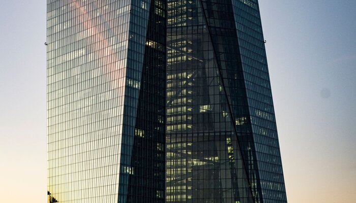 Weekly Review: Markets Rally as Central Banks Stay Cautious