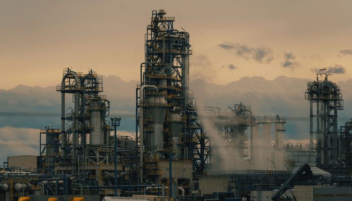 Weekly Review: Markets Pause as Oil Surges and AI Optimism Faces Its First Test